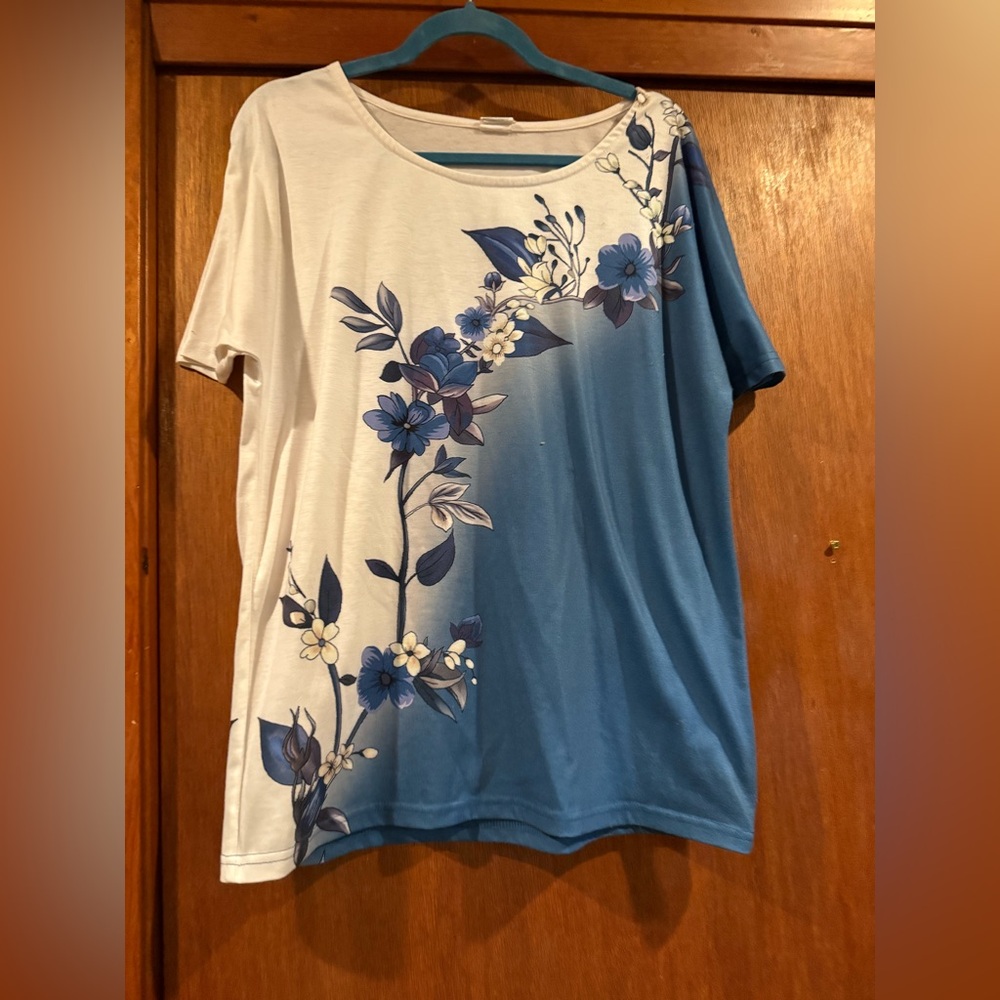 Floral Blue and White Short Sleeve Top